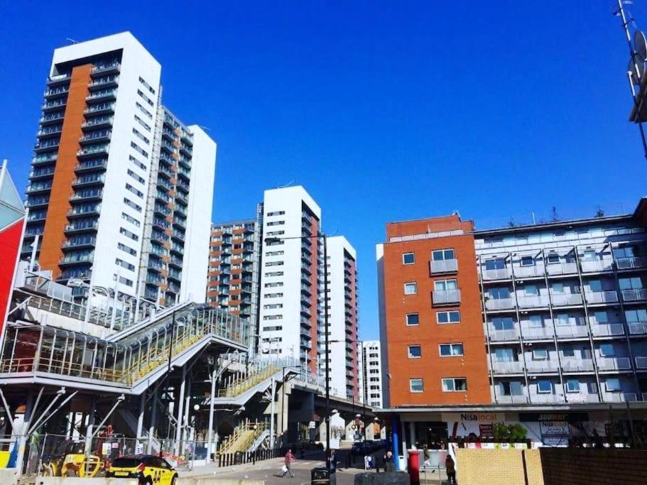 Entire Apartment Next To Canary Wharf In London Exterior photo