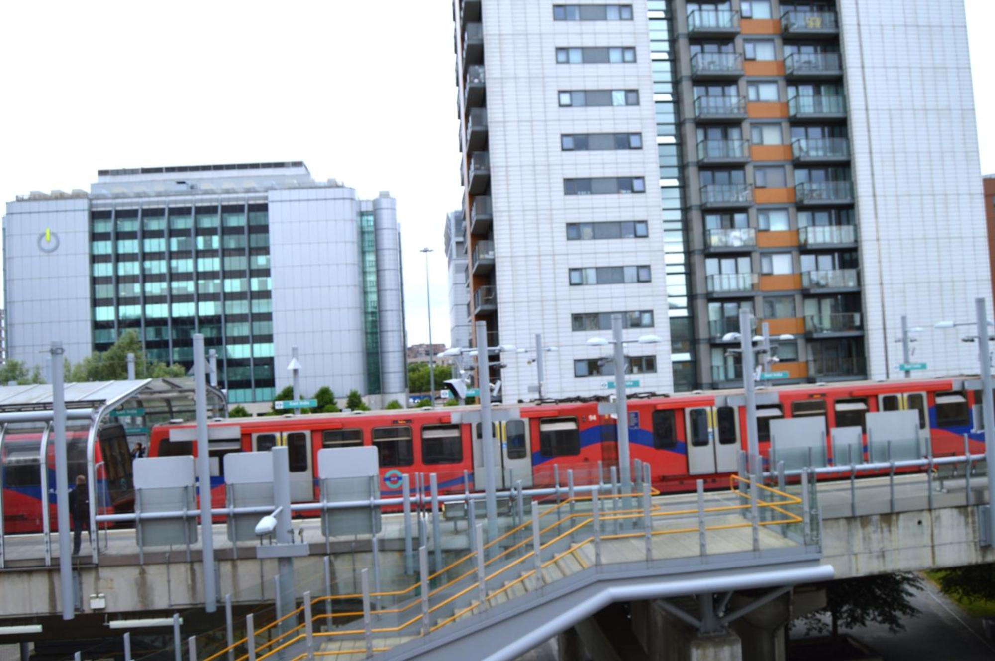 Entire Apartment Next To Canary Wharf In London Exterior photo