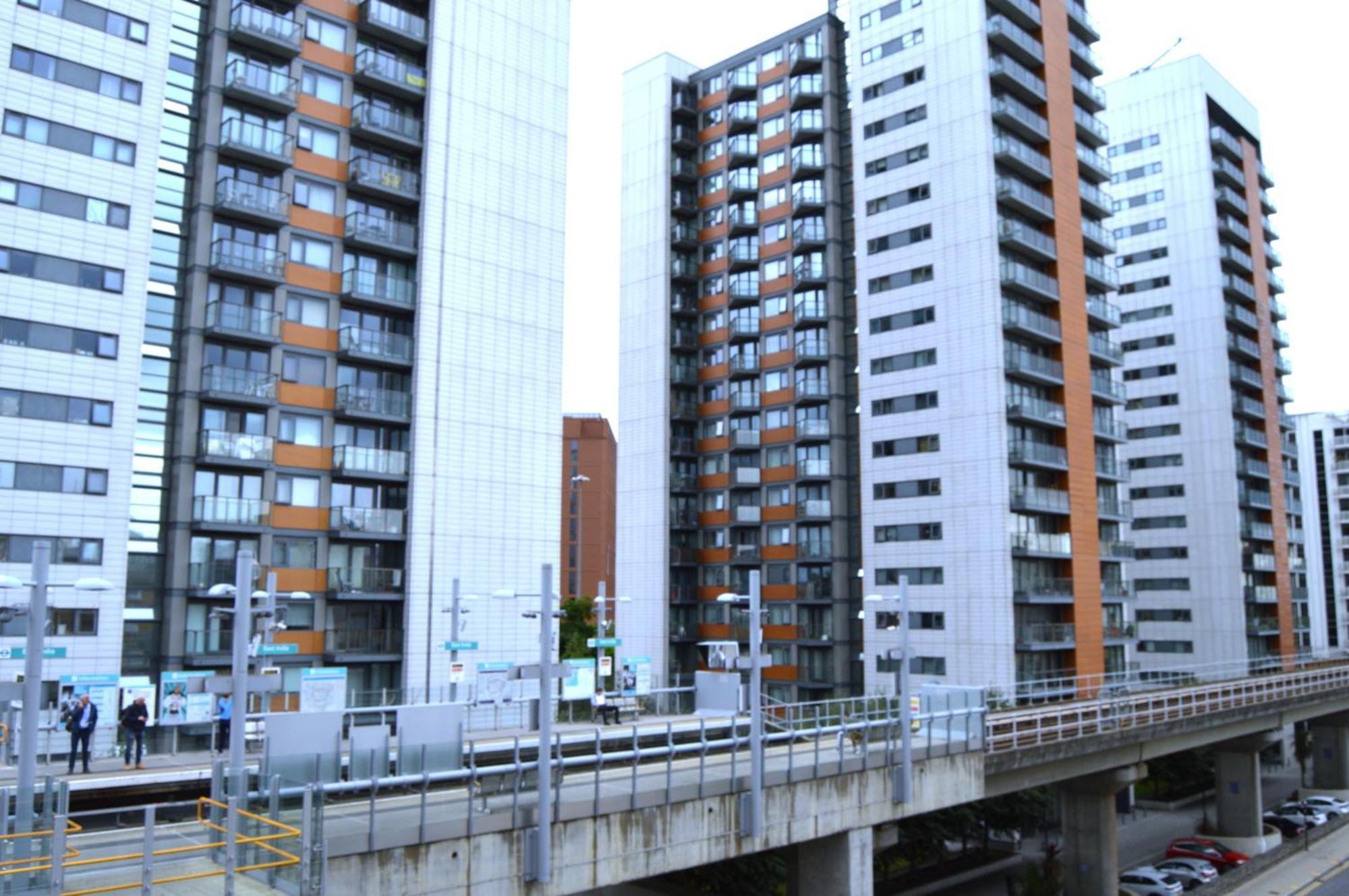 Entire Apartment Next To Canary Wharf In London Exterior photo
