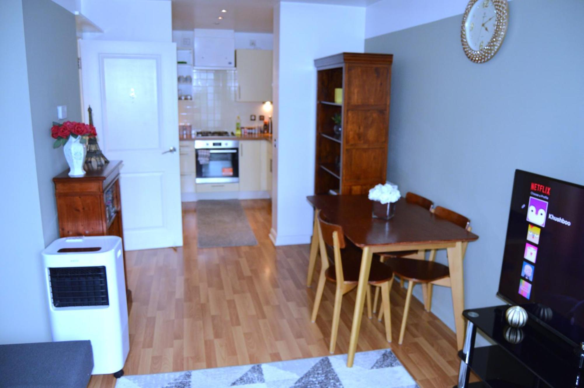 Entire Apartment Next To Canary Wharf In London Exterior photo