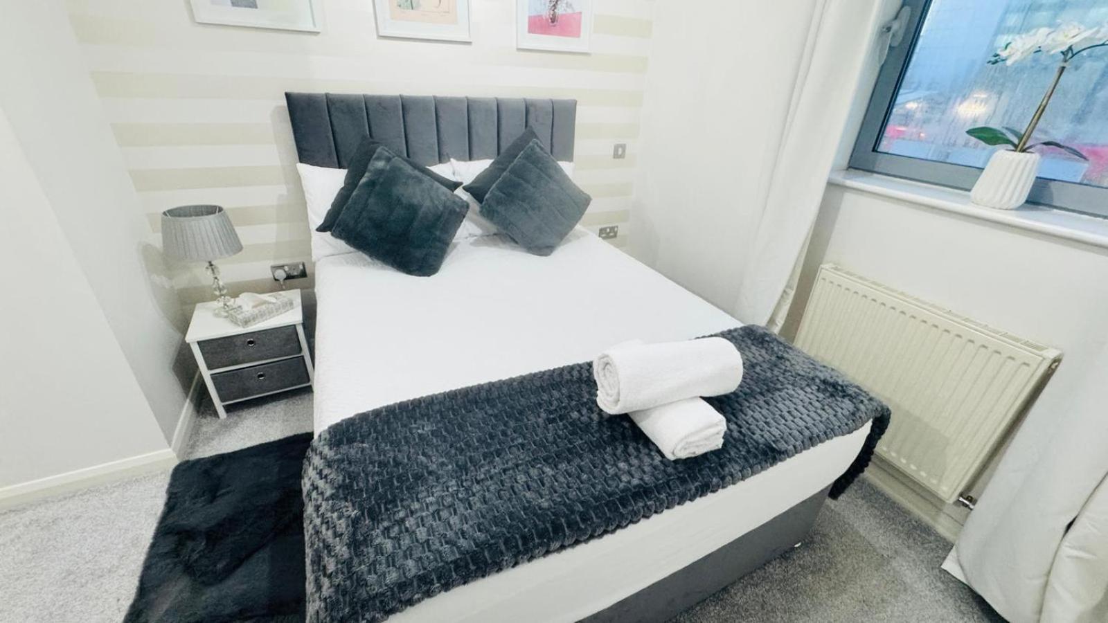 Entire Apartment Next To Canary Wharf In London Exterior photo