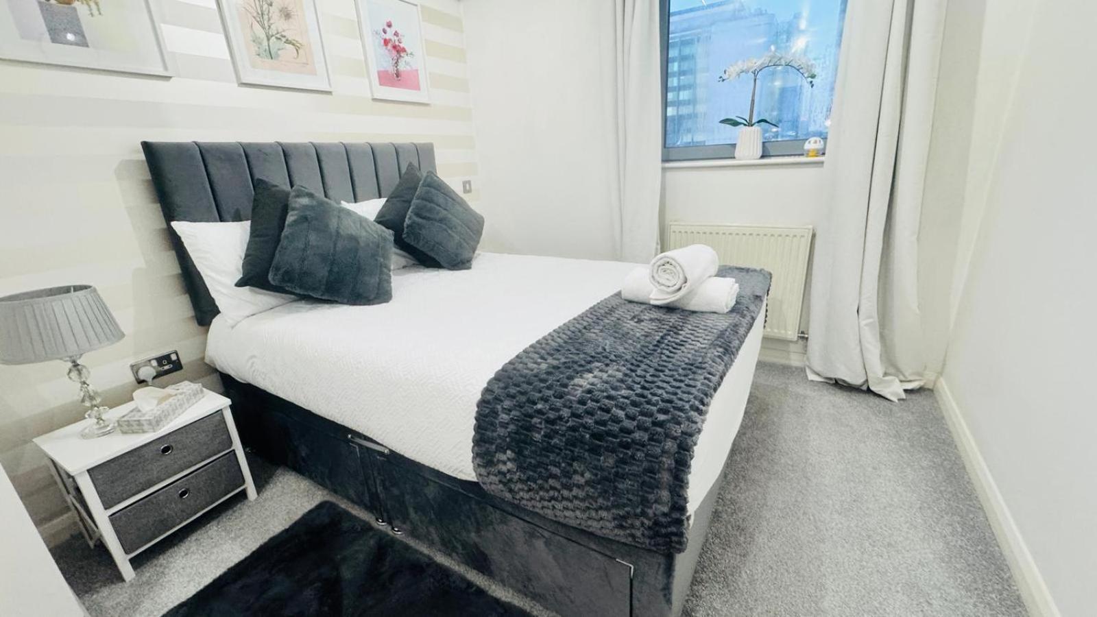 Entire Apartment Next To Canary Wharf In London Exterior photo